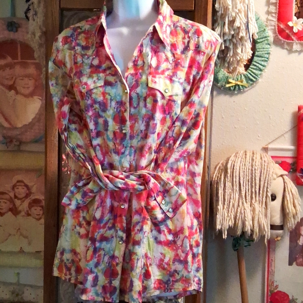 NWOT,WRANGLER,Lady's Western,Tie Dye,Shirt with Pearl Snaps & Sparkly Sequins ✨️